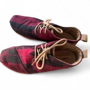 TOMS Buffalo Plaid Lace-Up Shoes W8.5 – Red Black Cozy